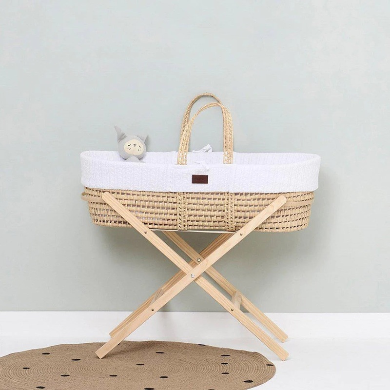 The Little Green Sheep – Organic Knitted Moses Basket + Stand – White